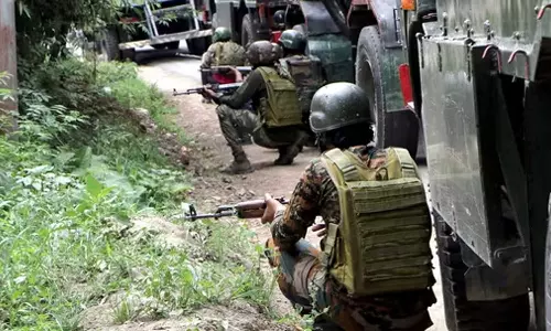 കുൽഗാമിൽ ഭീകരരുമായി ഏറ്റുമുട്ടൽ: രണ്ട് സൈനികർക്ക് വീരമൃത്യു, രണ്ട് ഭീകരവാദികളെ സൈന്യം വധിച്ചു