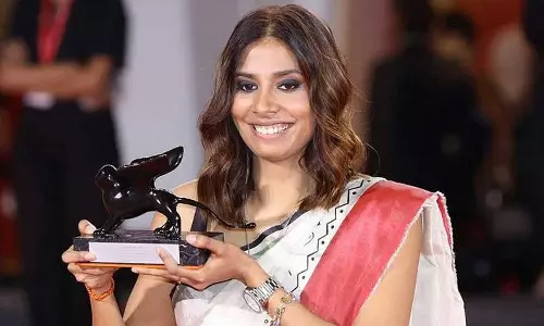 ഞാൻ എന്റെ രാജ്യത്തെ അസ്വസ്ഥമാക്കിയേക്കാം; വെനീസ് ഫിലിം ഫെസ്റ്റിവലിൽ ഫലസ്തീനുവേണ്ടി ശബ്ദമുയർത്തി ഇന്ത്യൻ സംവിധായിക ഞാൻ എന്റെ രാജ്യത്തെ അസ്വസ്ഥമാക്കിയേക്കാം; വെനീസ് ഫിലിം ഫെസ്റ്റിവലിൽ ഫലസ്തീനുവേണ്ടി ശബ്ദമുയർത്തി ഇന്ത്യൻ സംവിധായിക