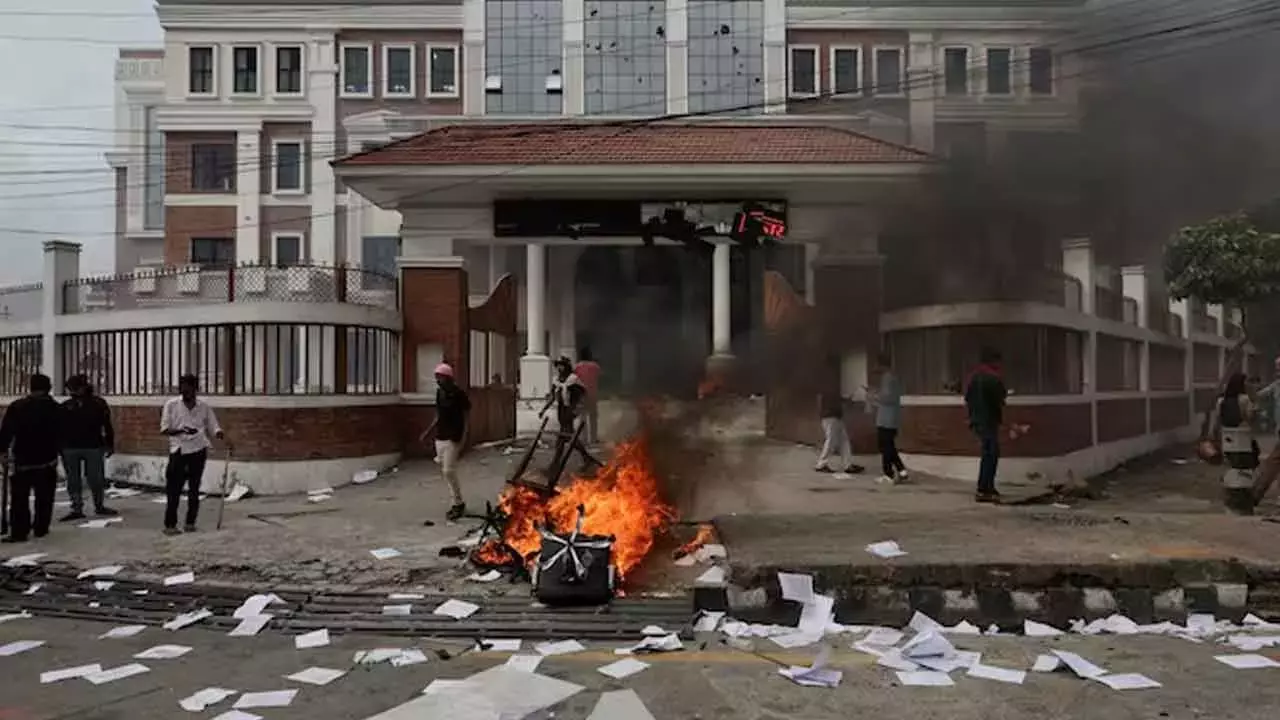 നേപ്പാൾ മുൻപ്രധാനമന്ത്രിയുടെ വീടിന് തീയിട്ട് പ്രക്ഷോഭകര്; ഭാര്യ വെന്തുമരിച്ചു നേപ്പാൾ മുൻപ്രധാനമന്ത്രിയുടെ വീടിന് തീയിട്ട് പ്രക്ഷോഭകര്; ഭാര്യ വെന്തുമരിച്ചു