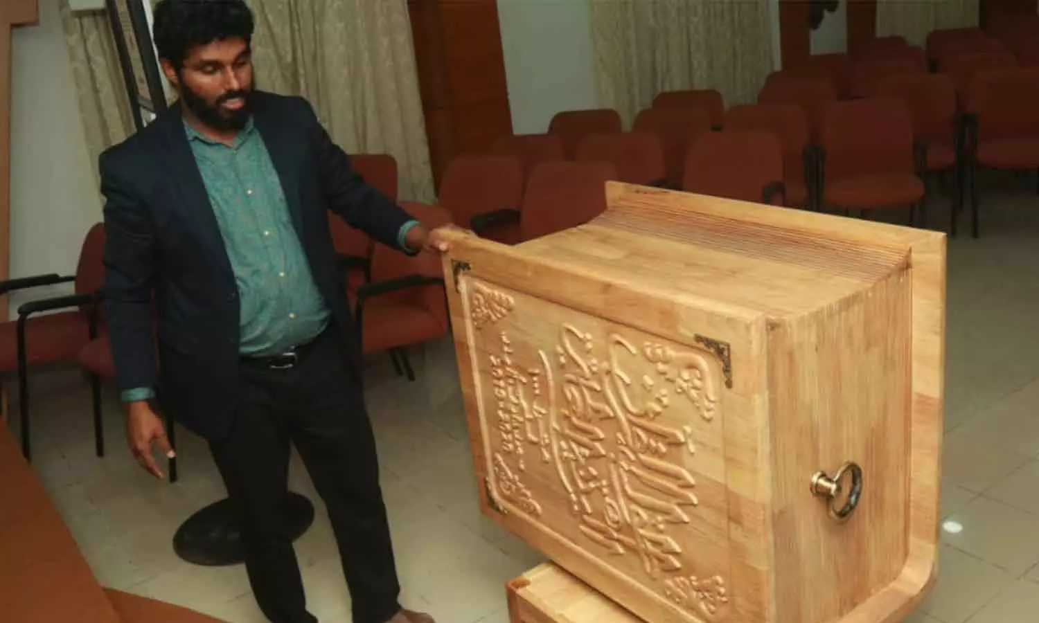 ഏറ്റവും നീളമേറിയ ഖുർആൻ കൈയെഴുത്ത് പ്രതി മലയാളിയിൽ നിന്ന് തട്ടിയെടുത്ത് വിറ്റതായി പരാതി ഏറ്റവും നീളമേറിയ ഖുർആൻ കൈയെഴുത്ത് പ്രതി മലയാളിയിൽ നിന്ന് തട്ടിയെടുത്ത് വിറ്റതായി പരാതി