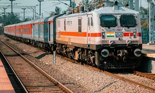 മലപ്പുറത്ത് ടിടിഇ ടിക്കറ്റ് ആവശ്യപ്പെട്ടതോടെ കച്ചവടക്കാരന്‍ ട്രെയിനില്‍ നിന്ന് എടുത്തുചാടി