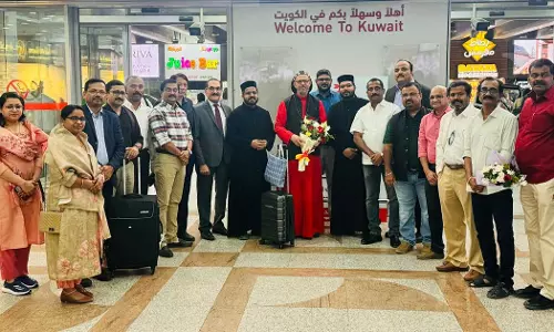 കുവൈത്തിൽ ശ്രേഷ്ഠ ബാവയുടെ സ്വീകരണവുമായി ബന്ധപ്പെട്ട് എത്തിയ ഇടവക മെത്രാപോലീത്ത ഡോ. ഗീവർഗീസ് മോർ കൂറിലോസ് തിരുമേനിയെ ഭക്തിപൂർവം വരവേറ്റു