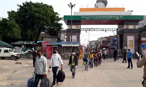 നേപ്പാൾ സംഘര്‍ഷം;  യുപിയിലെ സോനൗലി അതിർത്തിയിൽ പ്രതിഷേധക്കാര്‍ നേപ്പാൾ സർക്കാരിന്‍റെ ഓഫീസുകൾക്ക്  തീയിട്ടു