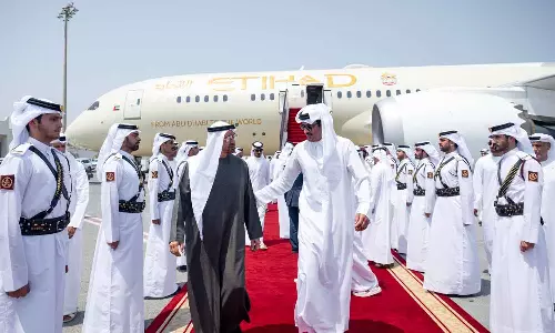 യുഎഇ പ്രസിഡന്റ് ദോഹയിൽ; ഖത്തർ അമീർ വരവേറ്റു യുഎഇ പ്രസിഡന്റ് ദോഹയിൽ; ഖത്തർ അമീർ വരവേറ്റു