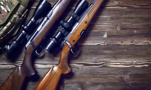 ഉഡുപ്പിയിൽ വേട്ടയ്ക്കിടെ വെടിയേറ്റ്  കാറും വീടിന്‍റെ വാതിലും തകര്‍ന്നു; രണ്ട് പേര്‍ അറസ്റ്റിൽ