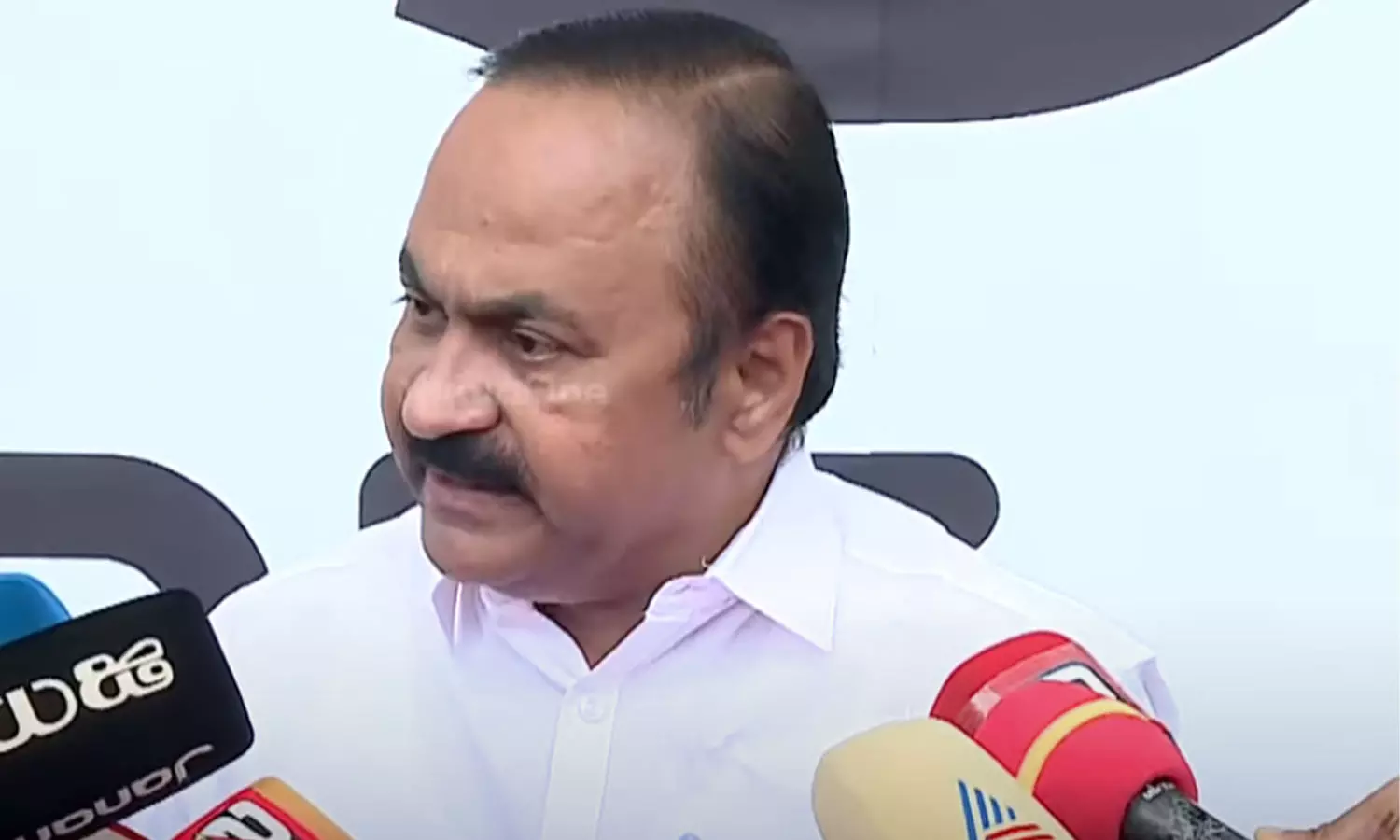 രാഹുൽ ഇപ്പോൾ പാർട്ടിയിൽ ഇല്ല, സോഷ്യൽ മീഡിയയയിൽ ആരെങ്കിലും എന്തെങ്കിലും പറഞ്ഞാൽ മറുപടി പറയേണ്ട ബാധ്യതയില്ല: വി.ഡി സതീശൻ