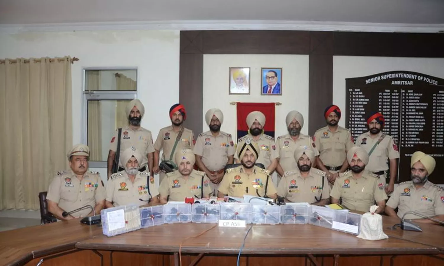 പഞ്ചാബിൽ അതിർത്തി കടന്ന് ആയുധക്കടത്ത്; ആറുപേർ പിടിയിൽ പഞ്ചാബിൽ അതിർത്തി കടന്ന് ആയുധക്കടത്ത്; ആറുപേർ പിടിയിൽ