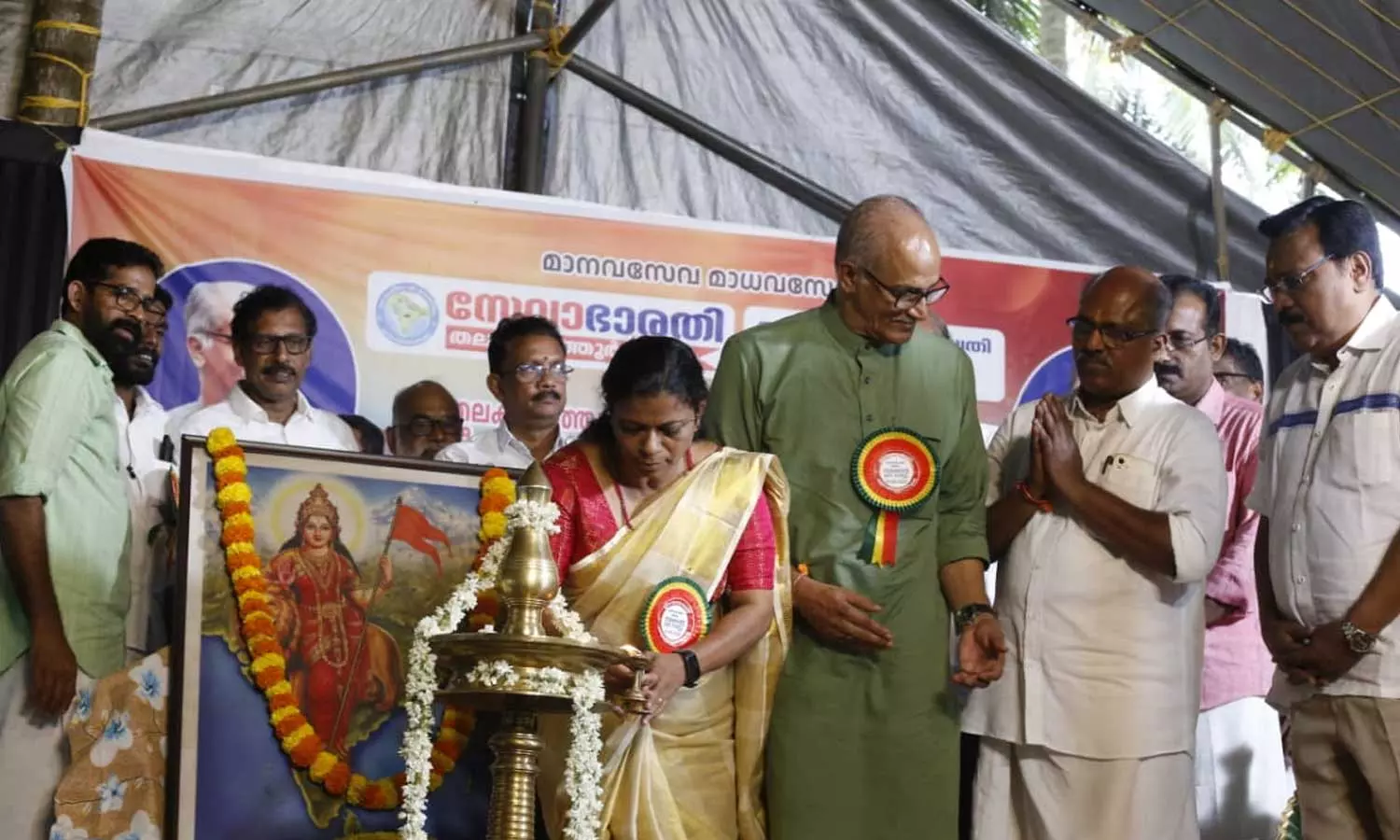 ആര്എസ്എസ് ഭാരതാംബയ്ക്ക് മുമ്പില് വിളക്കുകൊളുത്തി; സിപിഎം നേതാവിനെതിരെ നടപടി ആര്എസ്എസ് ഭാരതാംബയ്ക്ക് മുമ്പില് വിളക്കുകൊളുത്തി; സിപിഎം നേതാവിനെതിരെ നടപടി