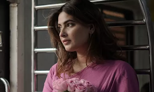 ഓടുന്ന ട്രെയിനിൽ നിന്നും പുറത്തേക്ക് ചാടി; നടി കരിഷ്മ ശര്‍മയ്ക്ക് പരിക്ക്