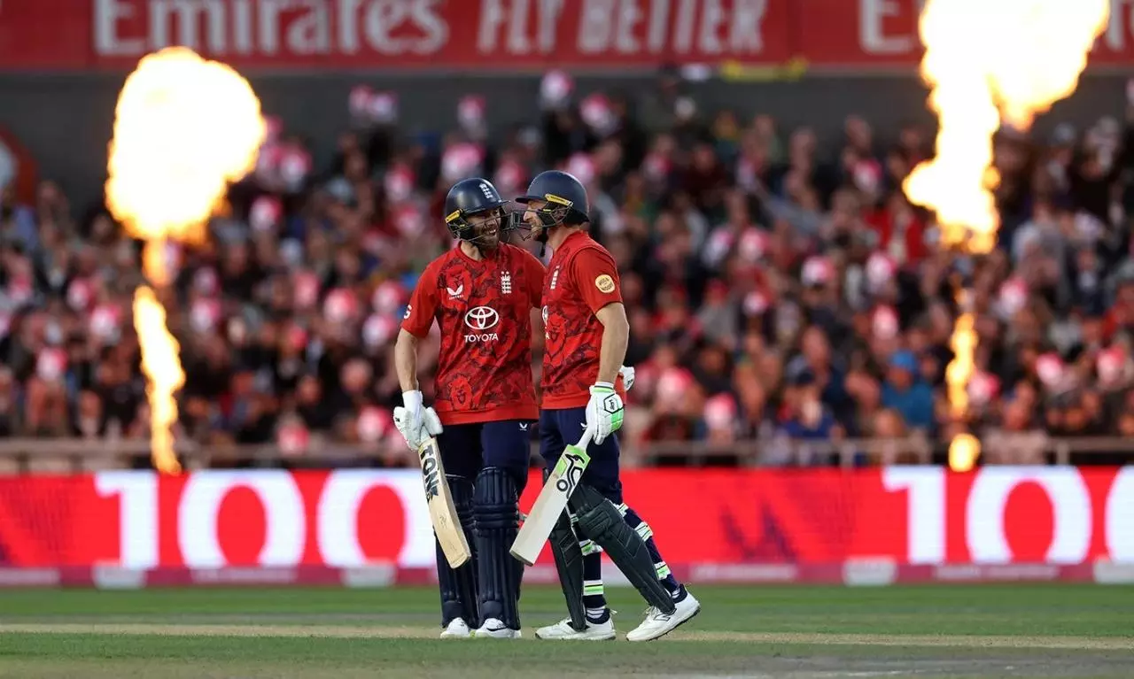 അമ്പയറുടെ കൈകൾക്കും സ്കോർ ബോർഡ് അപ്ഡേറ്റർക്കും ഒരു വിശ്രമവും കൊടുക്കാത്ത മത്സരം