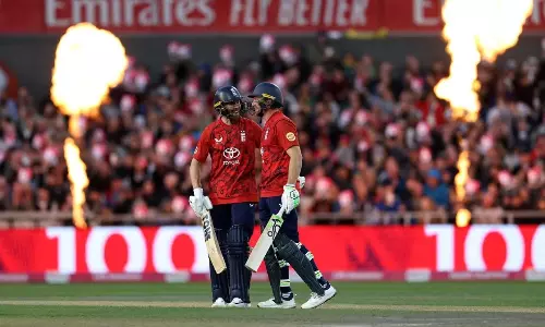 അമ്പയറുടെ കൈകൾക്കും സ്കോർ ബോർഡ് അപ്ഡേറ്റർക്കും ഒരു വിശ്രമവും കൊടുക്കാത്ത മത്സരം