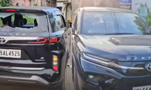 തൃശൂരിൽ ശോഭായാത്രയ്ക്കിടയിലേക്ക് കാറോടിച്ചു കയറ്റിയെന്ന് ആരോപണം; യുവാവിന്റെ കാർ തല്ലി തകർത്തതായി പരാതി