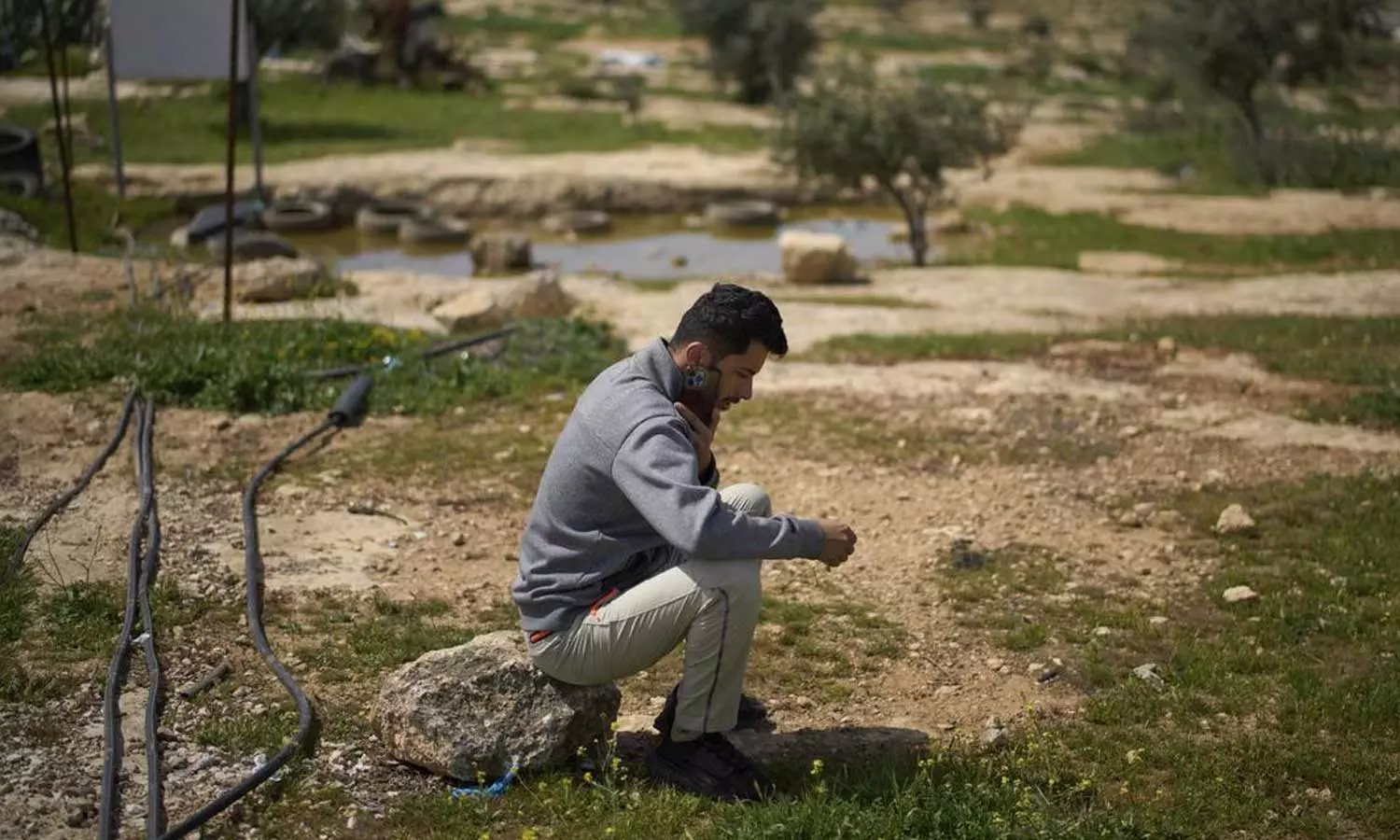 കുടിയേറ്റക്കാരെ ചിത്രീകരിച്ചാൽ സൈന്യം നിങ്ങളെ പിന്തുടരും; ഓസ്‌കാർ ജേതാവായ ഫലസ്തീൻ സംവിധായകന്റെ വീട്ടിൽ റെയ്ഡ് ചെയ്ത് ഇസ്രായേൽ സൈന്യം
