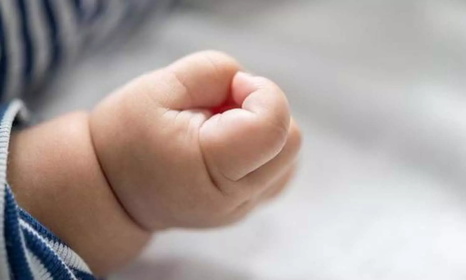 നിര്ത്താതെ കരച്ചില്, ഓടിച്ചെന്ന് നോക്കിയപ്പോള് മണ്ണിന് മുകളില് ചോരയൊലിച്ച് ഉറുമ്പരിക്കുന്ന കുഞ്ഞിക്കൈ, ; ജീവനോടെ കുഴിച്ചിട്ട 15ദിവസം പ്രായമായ പെണ്കുഞ്ഞിനെ രക്ഷിച്ച് ആട്ടിടയന് നിര്ത്താതെ കരച്ചില്, ഓടിച്ചെന്ന് നോക്കിയപ്പോള് മണ്ണിന് മുകളില് ചോരയൊലിച്ച് ഉറുമ്പരിക്കുന്ന കുഞ്ഞിക്കൈ, ; ജീവനോടെ കുഴിച്ചിട്ട 15ദിവസം പ്രായമായ പെണ്കുഞ്ഞിനെ രക്ഷിച്ച് ആട്ടിടയന്