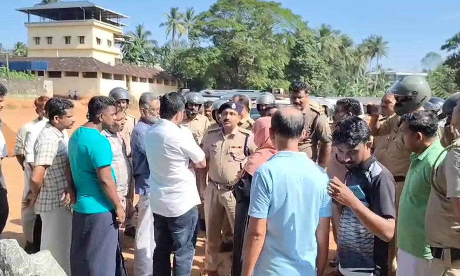 മലപ്പുറം തുവ്വൂർ എ യുപി സ്കൂൾ ഗ്രൗണ്ടിന് ചുറ്റും മതിൽ കെട്ടാനുള്ള ശ്രമം നാട്ടുകാർ തടഞ്ഞു