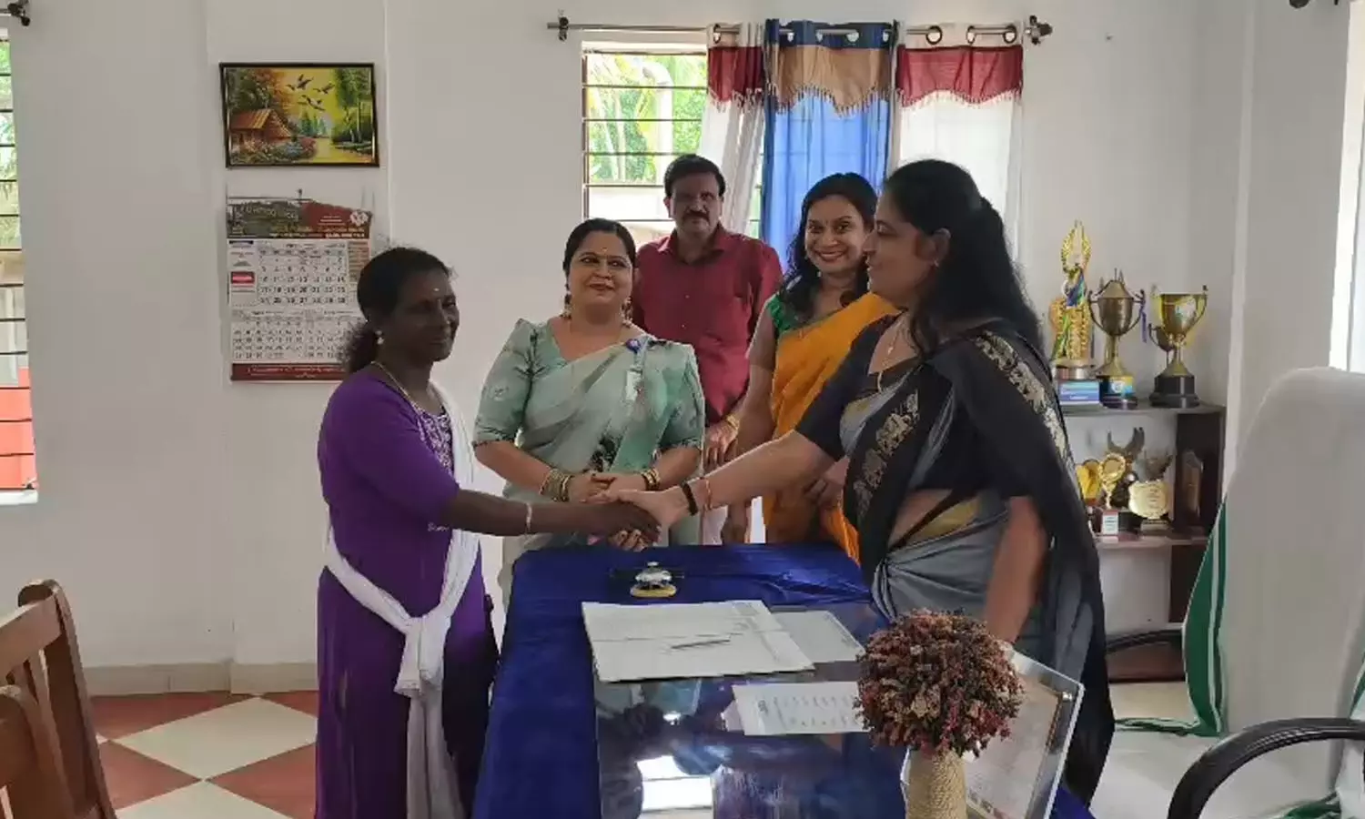 പേരൂര്ക്കടയിൽ വ്യാജ മോഷണക്കേസ്; ഇരയായ ബിന്ദു ജോലിയിൽ പ്രവേശിച്ചു പേരൂര്ക്കടയിൽ വ്യാജ മോഷണക്കേസ്; ഇരയായ ബിന്ദു ജോലിയിൽ പ്രവേശിച്ചു