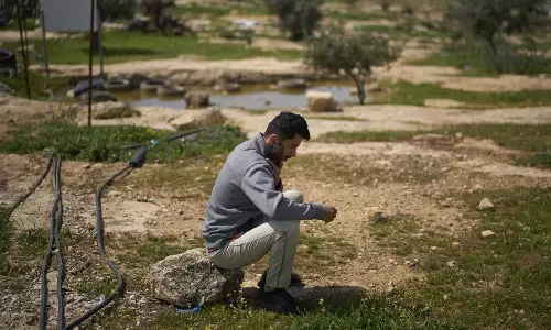 കുടിയേറ്റക്കാരെ ചിത്രീകരിച്ചാൽ സൈന്യം നിങ്ങളെ പിന്തുടരും; ഓസ്‌കാർ ജേതാവായ ഫലസ്തീൻ സംവിധായകന്റെ വീട്ടിൽ റെയ്ഡ് ചെയ്ത് ഇസ്രായേൽ സൈന്യം