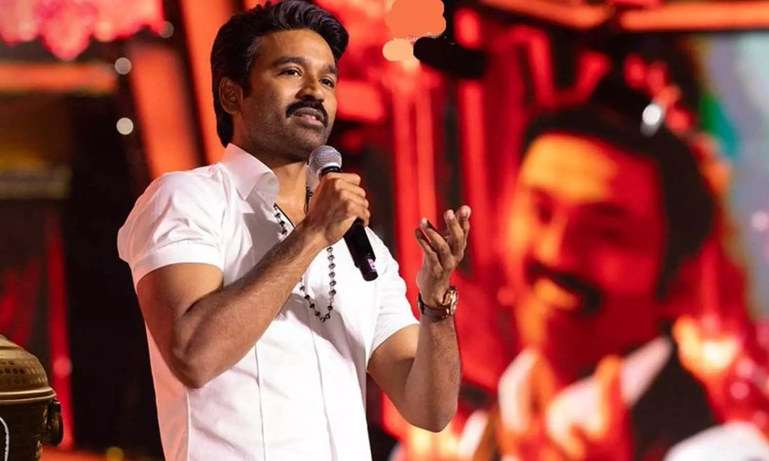 കുട്ടിക്കാലത്ത് പൂക്കൾ ശേഖരിച്ച് വിറ്റാണ് ഇഡ്ഡലി കഴിക്കാൻ കാശുണ്ടാക്കിയതെന്ന് ധനുഷ്; പ്രമുഖ സംവിധായകന്റെ മകന് ഇത്രയും ദാരിദ്ര്യമോയെന്ന്  ആരാധകര്‍