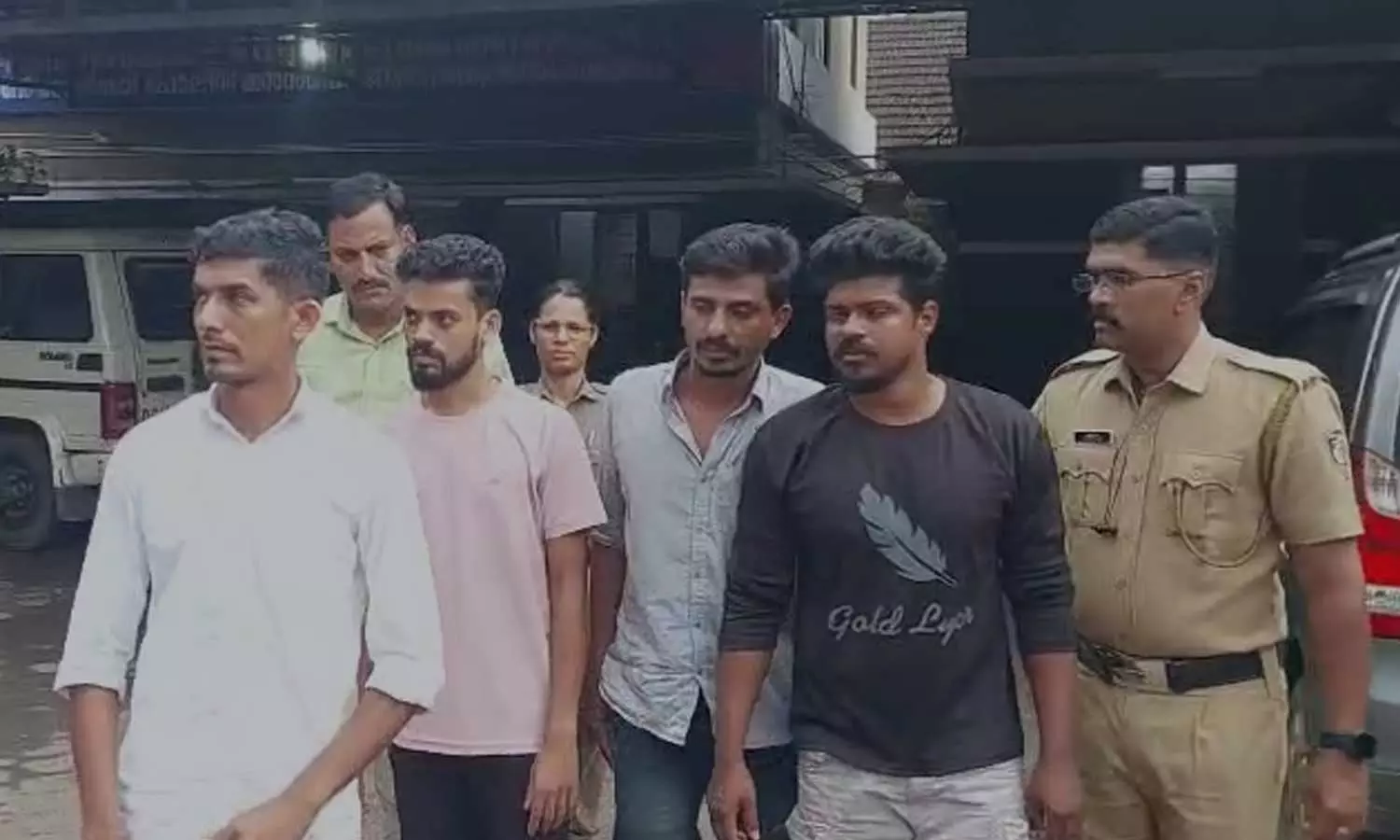 പാലക്കാട് കൽപ്പാത്തിയിൽ വെടിയുണ്ടകളുമായി നാലുപേർ പിടിയിൽ