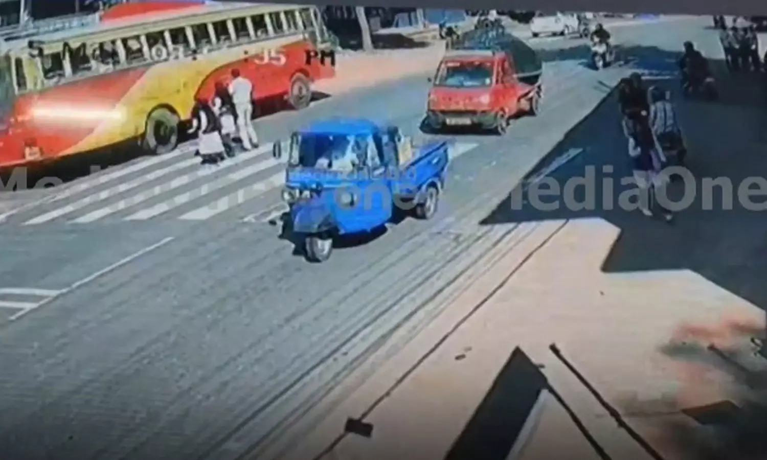 പെരിന്തൽമണ്ണയിൽ അമിതവേഗതയിൽ ബസ് ഓടിച്ച കെഎസ്ആർടിസി ഡ്രൈവറുടെ ലൈസൻസ് സസ്പെൻഡ് ചെയ്തു പെരിന്തൽമണ്ണയിൽ അമിതവേഗതയിൽ ബസ് ഓടിച്ച കെഎസ്ആർടിസി ഡ്രൈവറുടെ ലൈസൻസ് സസ്പെൻഡ് ചെയ്തു