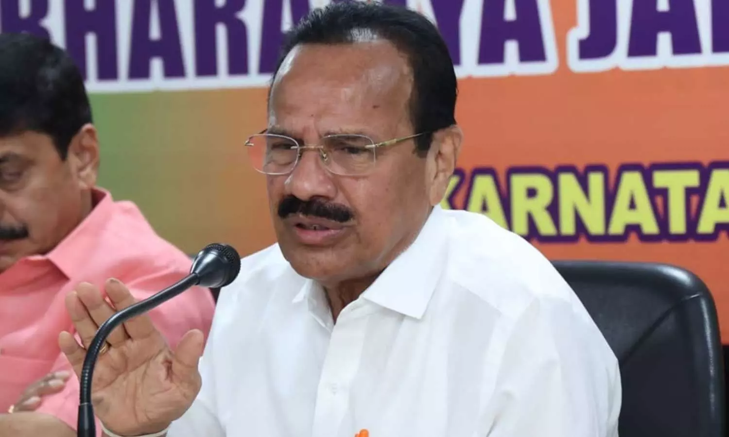 കർണാടക മുൻ മുഖ്യമന്ത്രിയുടെ അക്കൗണ്ടുകളിൽ നിന്ന് മൂന്ന് ലക്ഷം കവർന്നു കർണാടക മുൻ മുഖ്യമന്ത്രിയുടെ അക്കൗണ്ടുകളിൽ നിന്ന് മൂന്ന് ലക്ഷം കവർന്നു