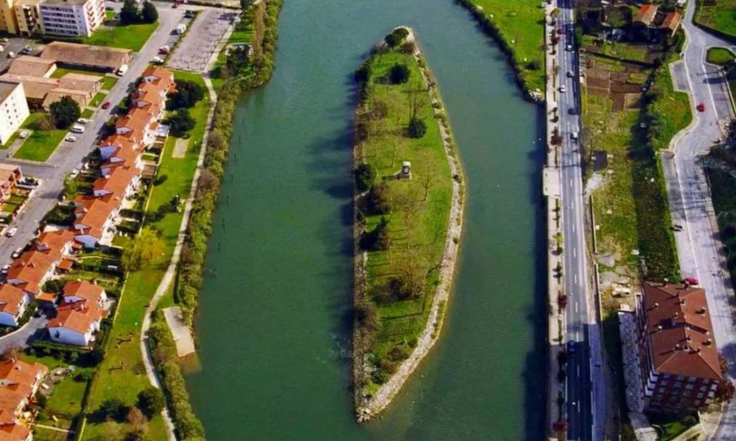 ആറ് മാസം സ്പെയിനും ആറ് മാസം ഫ്രാൻസും അവകാശം പങ്കിടുന്ന ഐലൻഡ്; കൂടുതലറിയാം