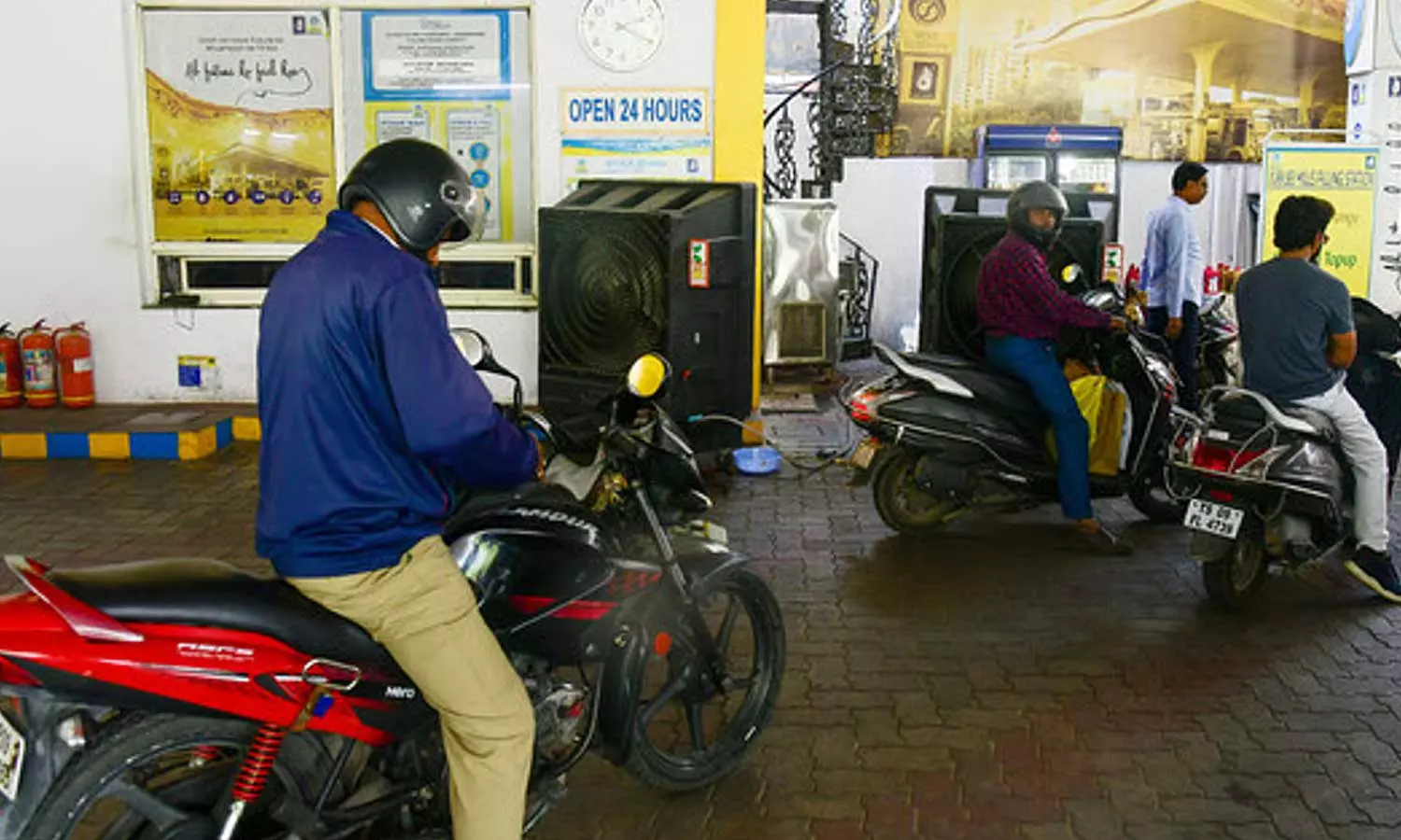 പെട്രോൾ പമ്പുകളിലെ ടോയ്ലറ്റ് ഉപയോഗം; മുഴുവൻ സമയവും സൗകര്യം ലഭ്യമാക്കണമെന്ന് ഹൈക്കോടതി പെട്രോൾ പമ്പുകളിലെ ടോയ്ലറ്റ് ഉപയോഗം; മുഴുവൻ സമയവും സൗകര്യം ലഭ്യമാക്കണമെന്ന് ഹൈക്കോടതി