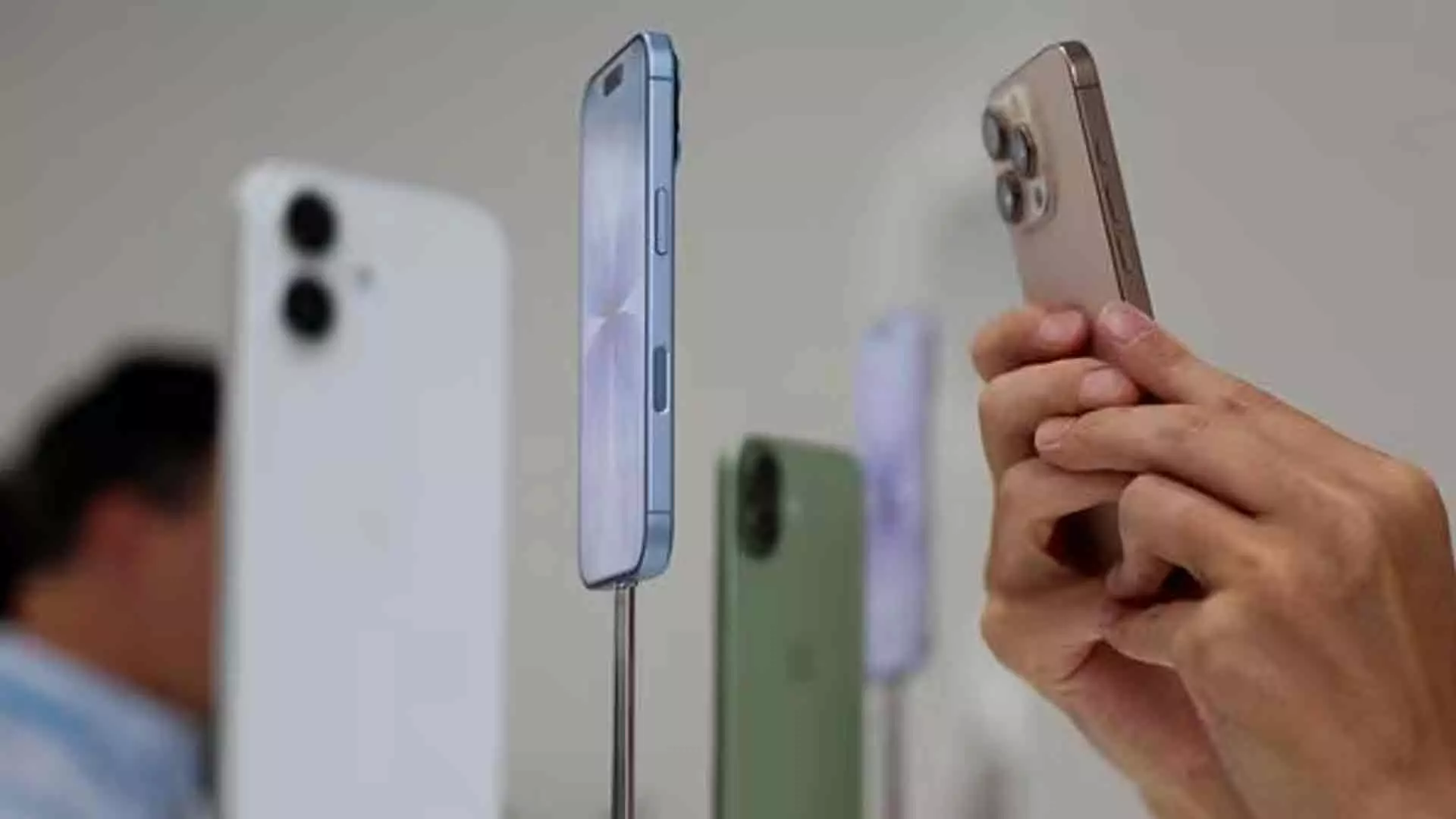 ഐഫോൺ 17 ഈ രാജ്യങ്ങളിൽനിന്ന് വാങ്ങിയാൽ പോക്കറ്റ് കാലിയാവില്ല ഐഫോൺ 17 ഈ രാജ്യങ്ങളിൽനിന്ന് വാങ്ങിയാൽ പോക്കറ്റ് കാലിയാവില്ല