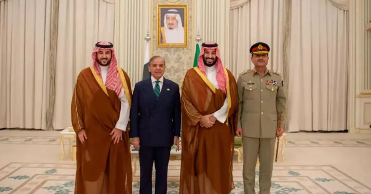 Saudi signs defense agreement with Pakistan