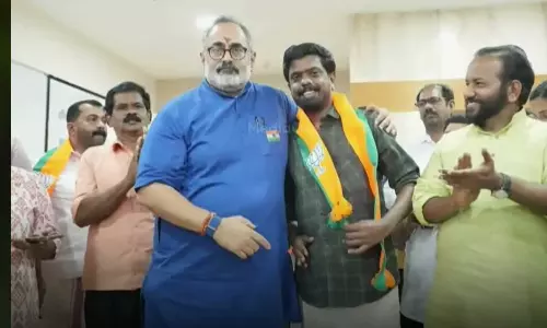 മുൻ എസ്എഫ്ഐ നേതാവ് പ്രഭാത് ജി പണിക്കരും AISF മുൻ സംസ്ഥാന സെക്രട്ടറി അരുൺ ബാബുവും ബിജെപിയില് ചേര്ന്നു മുൻ എസ്എഫ്ഐ നേതാവ് പ്രഭാത് ജി പണിക്കരും AISF മുൻ സംസ്ഥാന സെക്രട്ടറി അരുൺ ബാബുവും ബിജെപിയില് ചേര്ന്നു