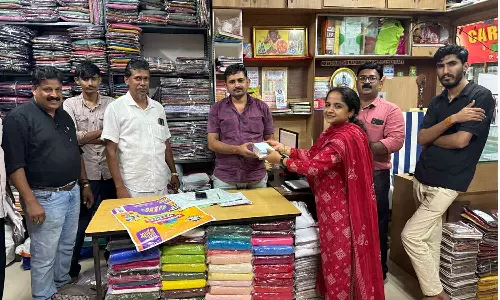 സംഭാവന വേണം: തുണിക്കട നടത്തുന്ന രാജസ്ഥാൻ സ്വദേശിയെ ഭീഷണിപ്പെടുത്തിയതായി പരാതി, വ്യാജമെന്ന് വ്യാപാര വ്യവസായി ഏകോപന സമിതി സംഭാവന വേണം: തുണിക്കട നടത്തുന്ന രാജസ്ഥാൻ സ്വദേശിയെ ഭീഷണിപ്പെടുത്തിയതായി പരാതി, വ്യാജമെന്ന് വ്യാപാര വ്യവസായി ഏകോപന സമിതി