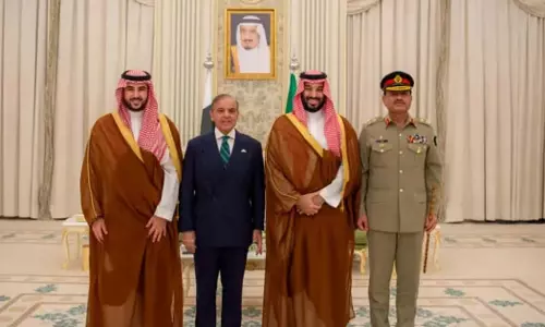 Saudi signs defense agreement with Pakistan