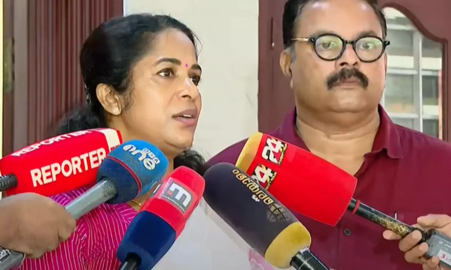 ഒരു ബോംബ് വരുന്നുണ്ടെന്ന് കോൺഗ്രസ് നേതാവ് പറഞ്ഞു; സൈബർ ആക്രമണത്തില്‍ പ്രതികരിച്ച് കെ.ജെ ഷൈൻ