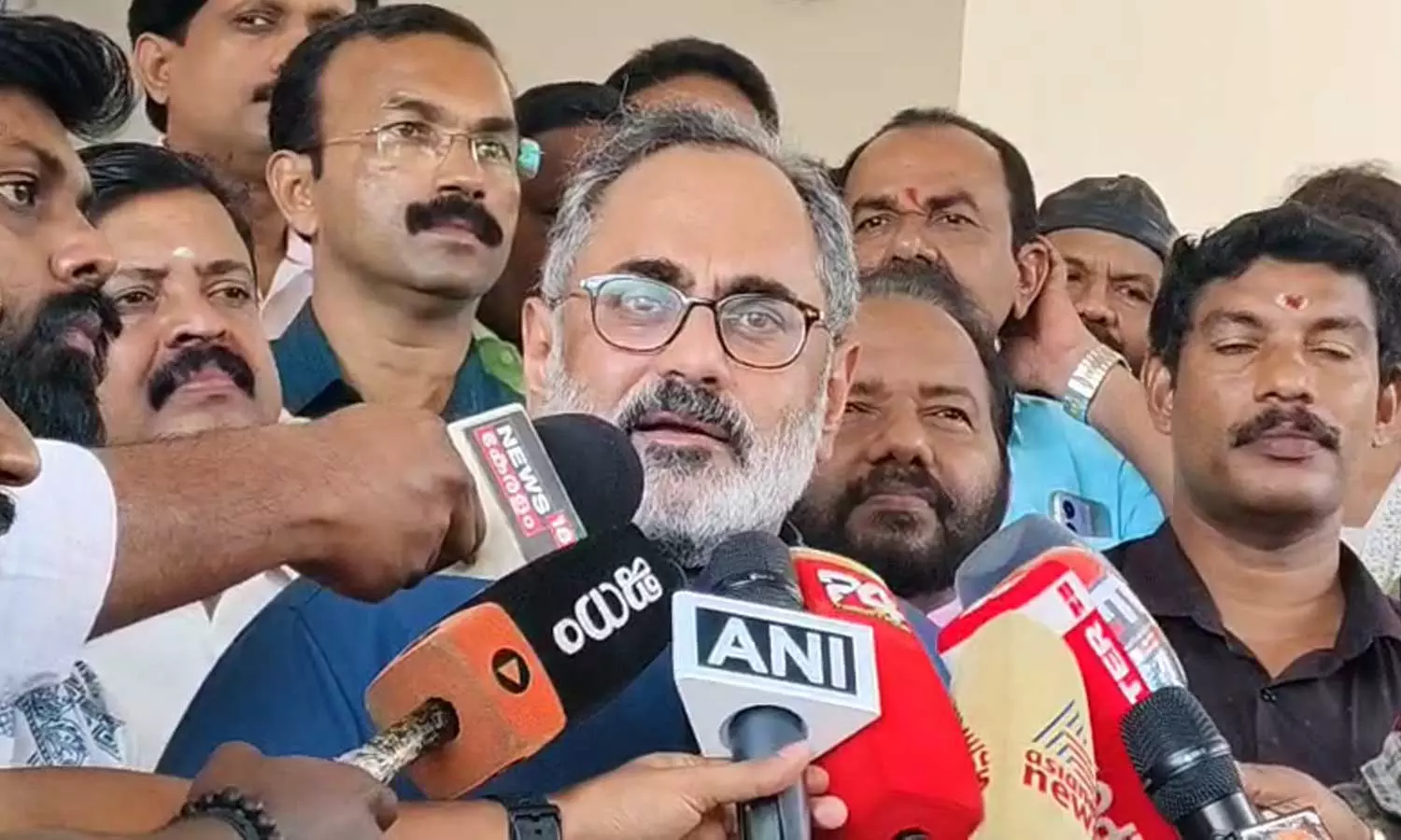 കൗൺസിലറുടെ ആത്മഹത്യ; നീ അവിടെ നിന്നാൽ മതി, നിങ്ങൾ ചോദിക്കരുത്, ഞാൻ മറുപടി തരില്ല; മാധ്യമങ്ങളോട് പൊട്ടിത്തെറിച്ച് രാജീവ് ചന്ദ്രശേഖർ കൗൺസിലറുടെ ആത്മഹത്യ; നീ അവിടെ നിന്നാൽ മതി, നിങ്ങൾ ചോദിക്കരുത്, ഞാൻ മറുപടി തരില്ല; മാധ്യമങ്ങളോട് പൊട്ടിത്തെറിച്ച് രാജീവ് ചന്ദ്രശേഖർ