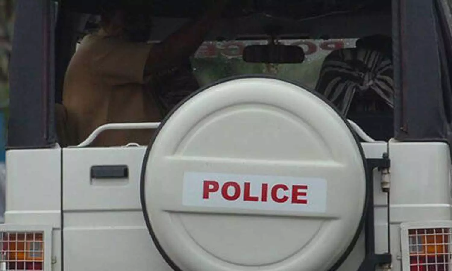 ഇവിടെ ആൾത്താമസമില്ലാത്ത വീട്ടിൽ ഒരു വെളിച്ചം, ഒന്ന് വന്നു നോക്കണേ; പാഞ്ഞെത്തിയ പൊലീസ് കണ്ടത്