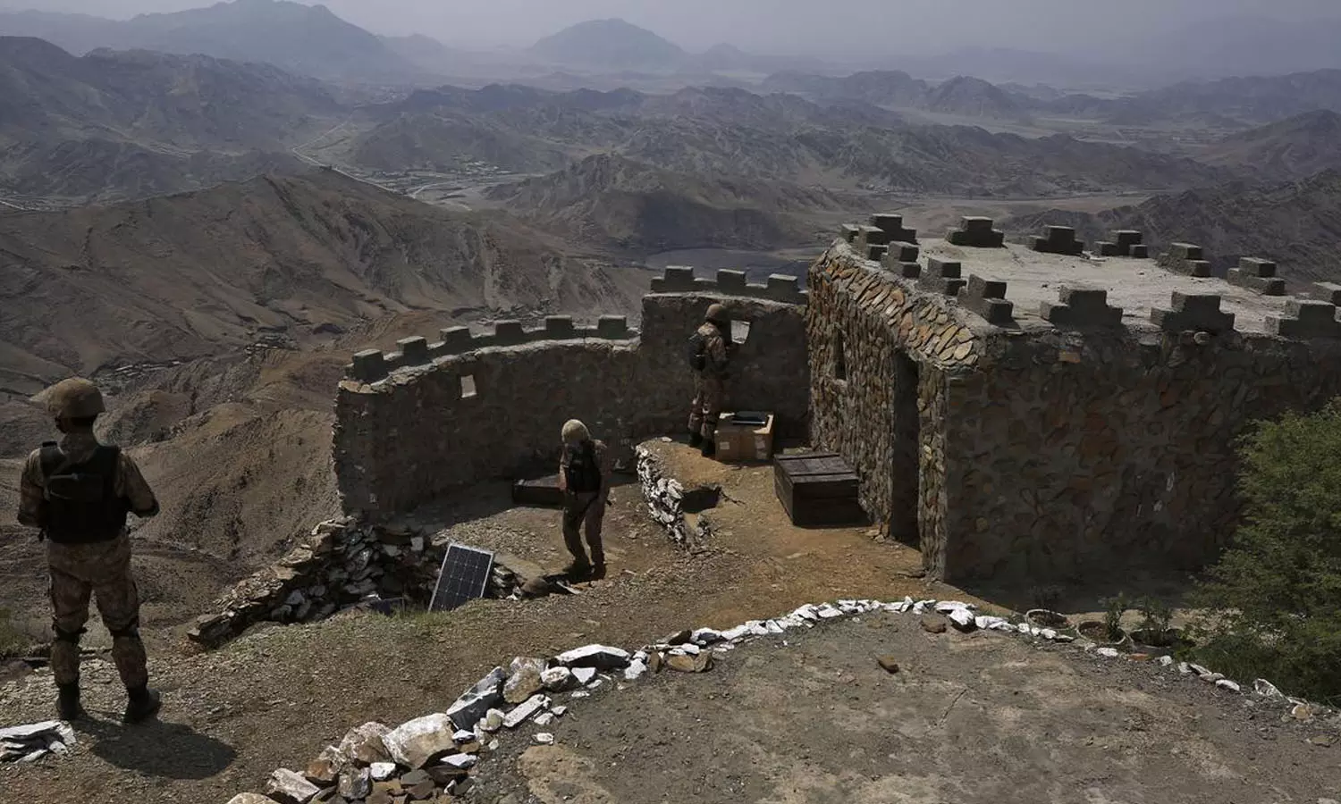 ഖൈബർ താഴ്‌വരയിൽ ബോംബ് വർഷിച്ച് പാകിസ്താൻ വ്യോമസേന; സ്ത്രീകളും കുട്ടികളും ഉൾപ്പെടെ 30 പേർ കൊല്ലപ്പെട്ടതായി റിപ്പോർട്ട്