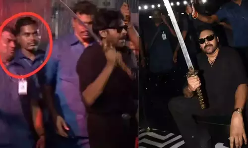 പ്രി-റിലീസ് പരിപാടിക്കിടെ വാള്‍ വീശി പവന്‍ കല്യാണ്‍, തലനാരിഴക്ക് രക്ഷപ്പെട്ട് ബോഡി ഗാര്‍ഡ്; വൈറല്‍ വിഡിയോ