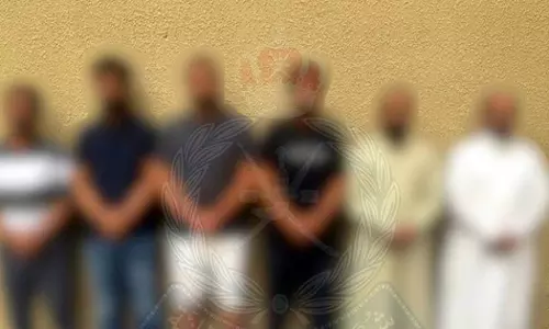 Six Arab nationals held for extorting over OMR200,000