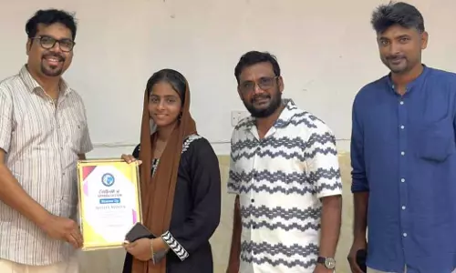 ഫ്രീഡം ക്വിസ് വിജയിക്ക് ഉപഹാരം നൽകി