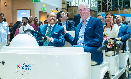 എം.എ യൂസഫലി സാരഥിയായി, ബ​ഗ്​ഗി വണ്ടിയിൽ ലുലുമാൾ ചുറ്റിക്കറങ്ങി കണ്ട് ന്യുജേഴ്സി ​ഗവർണർ