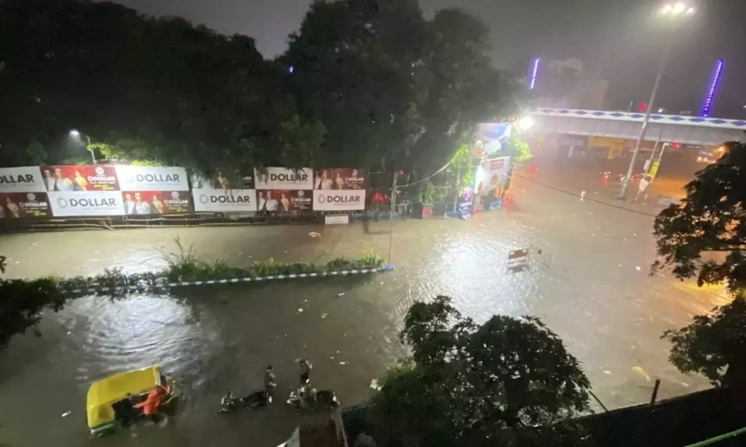 കൊൽക്കത്തയിൽ കനത്ത മഴ; അഞ്ച് പേർ മരിച്ചു, നഗരം വെള്ളത്തിനടിയിൽ