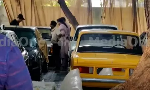 ഭൂട്ടാൻ വാഹനക്കടത്ത്: മമ്മൂട്ടിയുടെ രണ്ടുവീടുകളിലും കസ്റ്റംസ് പരിശോധന; ദുൽഖർ വാങ്ങിയത് ലാൻഡ് റോവറിന്റെ 2010 മോഡൽ ഡിഫെൻഡറെന്ന് കണ്ടെത്തൽ ഭൂട്ടാൻ വാഹനക്കടത്ത്: മമ്മൂട്ടിയുടെ രണ്ടുവീടുകളിലും കസ്റ്റംസ് പരിശോധന; ദുൽഖർ വാങ്ങിയത് ലാൻഡ് റോവറിന്റെ 2010 മോഡൽ ഡിഫെൻഡറെന്ന് കണ്ടെത്തൽ