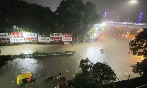 കൊൽക്കത്തയിൽ കനത്ത മഴ; അഞ്ച് പേർ മരിച്ചു, നഗരം വെള്ളത്തിനടിയിൽ