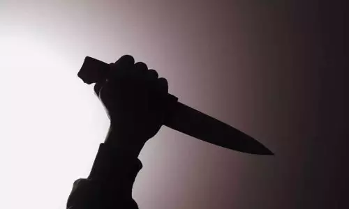 തൃശൂർ പേരാമംഗലത്ത് യുവതിയെ കുത്തിപ്പരിക്കേൽപ്പിച്ചു