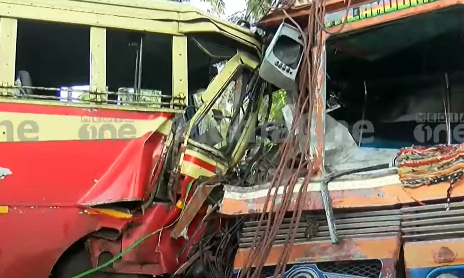 തിരുവനന്തപുരത്ത് കെഎസ്ആർടിസി ബസും ലോറിയും കൂട്ടിയിടിച്ച് നിരവധി പേർക്ക് പരിക്ക്; ഡ്രൈവർമാരെ പുറത്തെടുത്തത് വാഹനം വെട്ടിപ്പൊളിച്ച് തിരുവനന്തപുരത്ത് കെഎസ്ആർടിസി ബസും ലോറിയും കൂട്ടിയിടിച്ച് നിരവധി പേർക്ക് പരിക്ക്; ഡ്രൈവർമാരെ പുറത്തെടുത്തത് വാഹനം വെട്ടിപ്പൊളിച്ച്