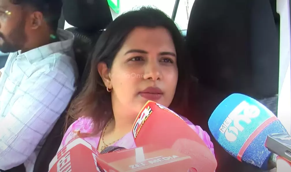 ദിയ കൃഷ്ണയുടെ സ്ഥാപനത്തിലെ സാമ്പത്തിക തട്ടിപ്പ്; ജീവനക്കാരികൾ തട്ടിയെടുത്തത് 30 ലക്ഷത്തോളം രൂപ, ക്രൈംബ്രാഞ്ചിന്റെ കുറ്റപത്രം ദിയ കൃഷ്ണയുടെ സ്ഥാപനത്തിലെ സാമ്പത്തിക തട്ടിപ്പ്; ജീവനക്കാരികൾ തട്ടിയെടുത്തത് 30 ലക്ഷത്തോളം രൂപ, ക്രൈംബ്രാഞ്ചിന്റെ കുറ്റപത്രം