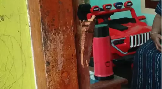 തിരുവനന്തപുരം വെണ്ണിയൂരിൽ വീട്ടിൽ വൻ കവർച്ച; 80 പവൻ സ്വർണവും ഒരു ലക്ഷം രൂപയും മോഷണം പോയി തിരുവനന്തപുരം വെണ്ണിയൂരിൽ വീട്ടിൽ വൻ കവർച്ച; 80 പവൻ സ്വർണവും ഒരു ലക്ഷം രൂപയും മോഷണം പോയി