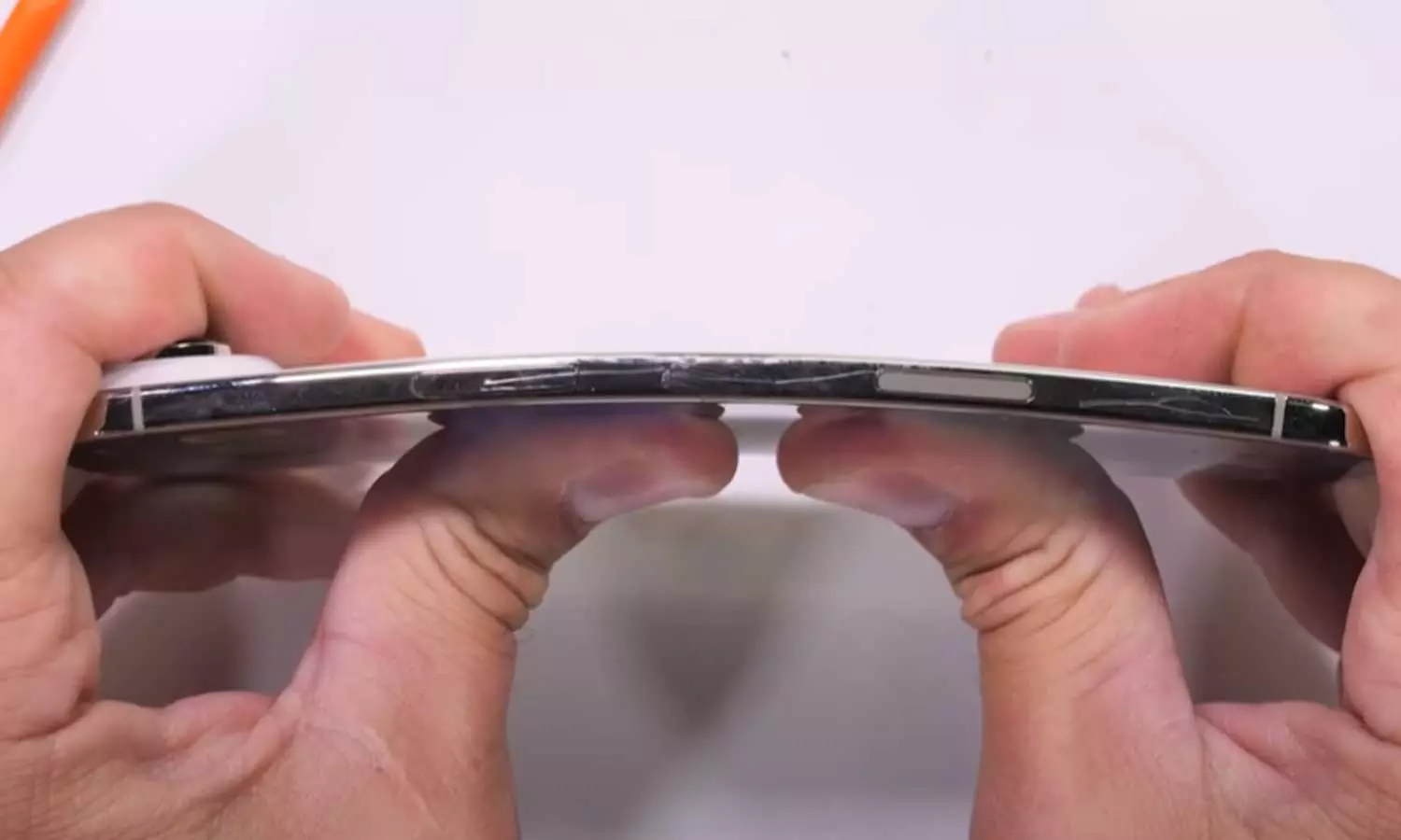 ഐഫോൺ എയർ പിടിച്ച് വളച്ചാൽ എന്ത് സംഭവിക്കും? ഞെട്ടിയെന്ന് യുട്യൂബർ