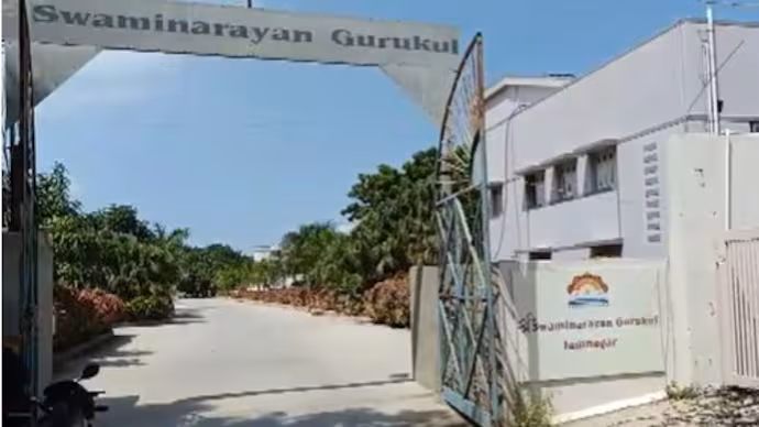 തലയിൽ എണ്ണ തേയ്ക്കാത്തതിന് വിദ്യാര്‍ഥിനിയുടെ മുടി ബ്ലേഡ് കൊണ്ട് മുറിച്ചു; ഗുജറാത്തിൽ അധ്യാപകനെ പിരിച്ചുവിട്ടു