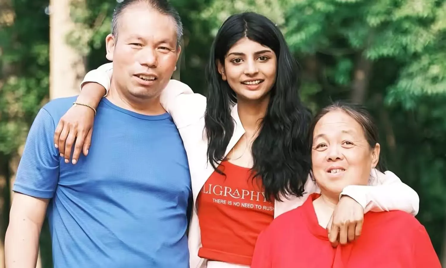 ഒരിക്കൽ പെട്ടിയിൽ ഉപേക്ഷിച്ച പാക് പെൺകുട്ടി, ദത്തെടുത്ത് ചൈനീസ് ദമ്പതികൾ; ഇപ്പോൾ സോഷ്യൽ മീഡിയ താരം ഒരിക്കൽ പെട്ടിയിൽ ഉപേക്ഷിച്ച പാക് പെൺകുട്ടി, ദത്തെടുത്ത് ചൈനീസ് ദമ്പതികൾ; ഇപ്പോൾ സോഷ്യൽ മീഡിയ താരം